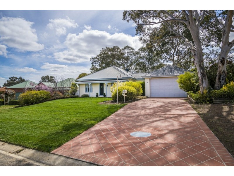 11 Halloran Drive, Jerrabomberra NSW 2619