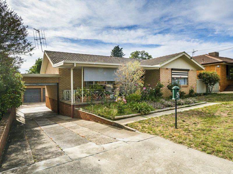 37 Christopher Crescent, Queanbeyan NSW 2620