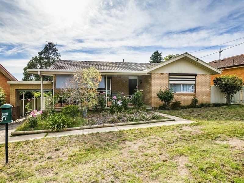 37 Christopher Crescent, Queanbeyan NSW 2620