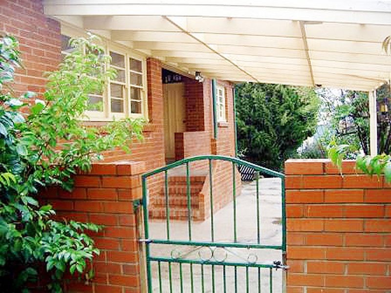 12 Uriarra Road, Queanbeyan NSW 2620