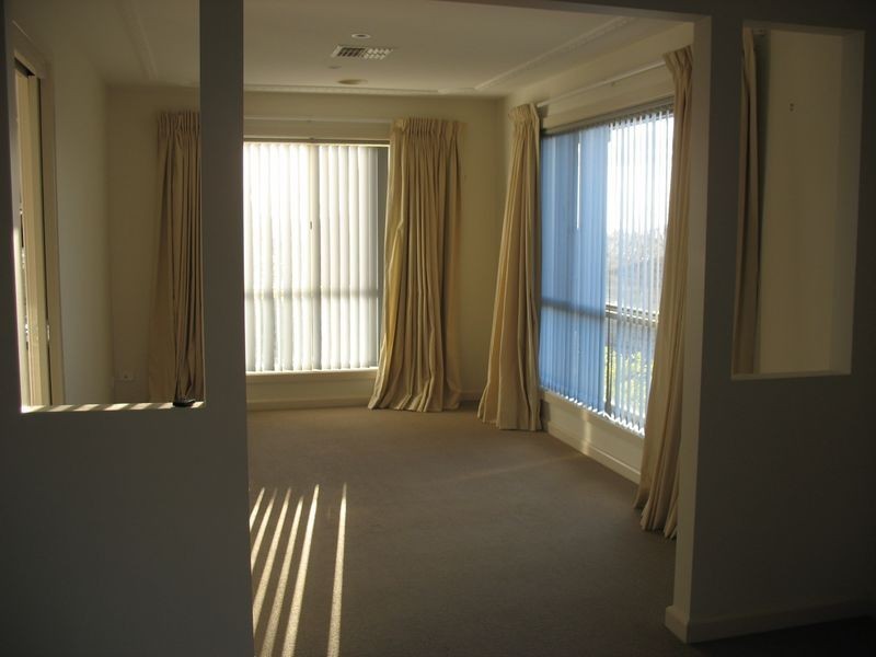 18 Magnolia Close, Jerrabomberra NSW 2619