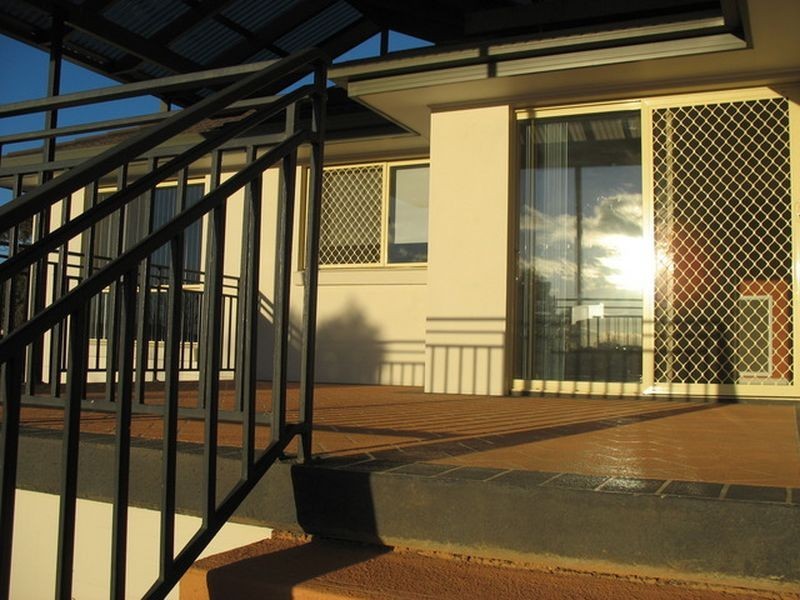 18 Magnolia Close, Jerrabomberra NSW 2619