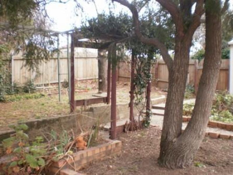 27 White Avenue, Queanbeyan NSW 2620