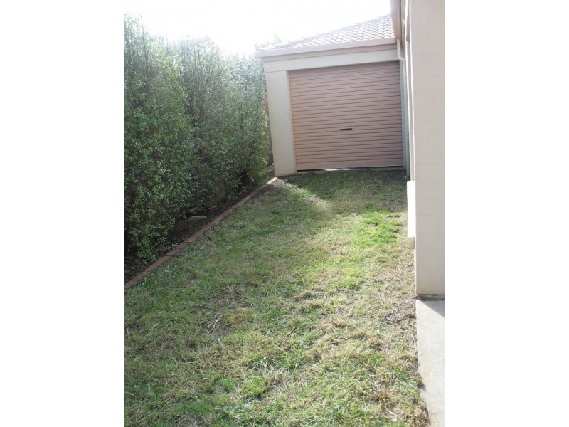27 Thomas Royal Gardens, Queanbeyan East NSW 2620