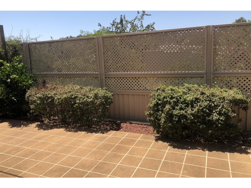 2/6 Doeberl Place, Queanbeyan NSW 2620