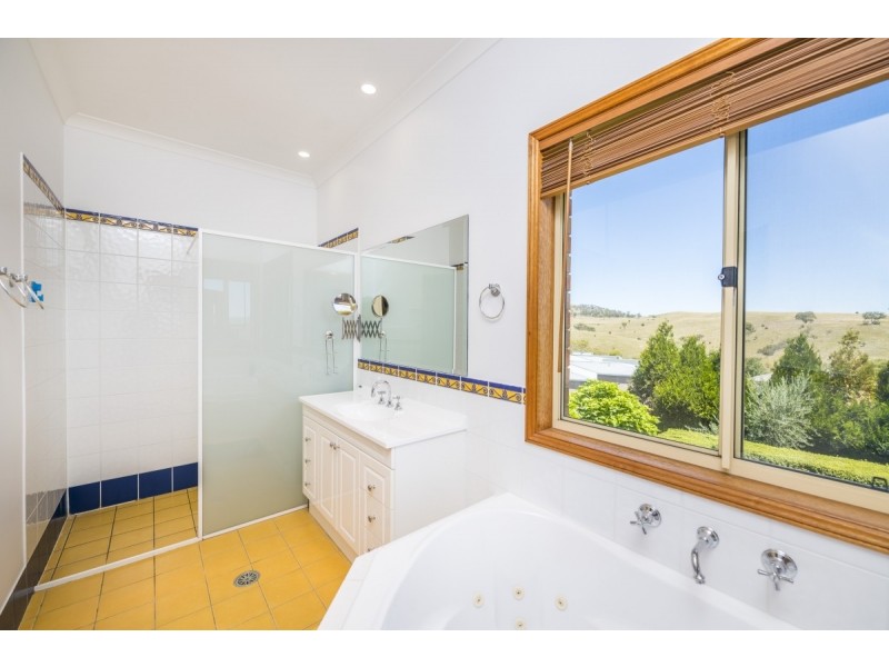 4 Balladonia Place, Jerrabomberra NSW 2619