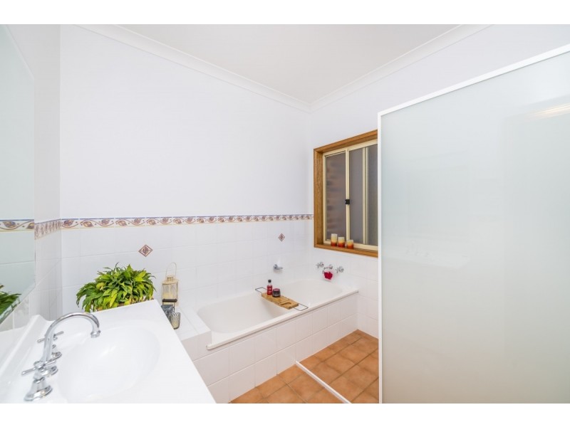 4 Balladonia Place, Jerrabomberra NSW 2619