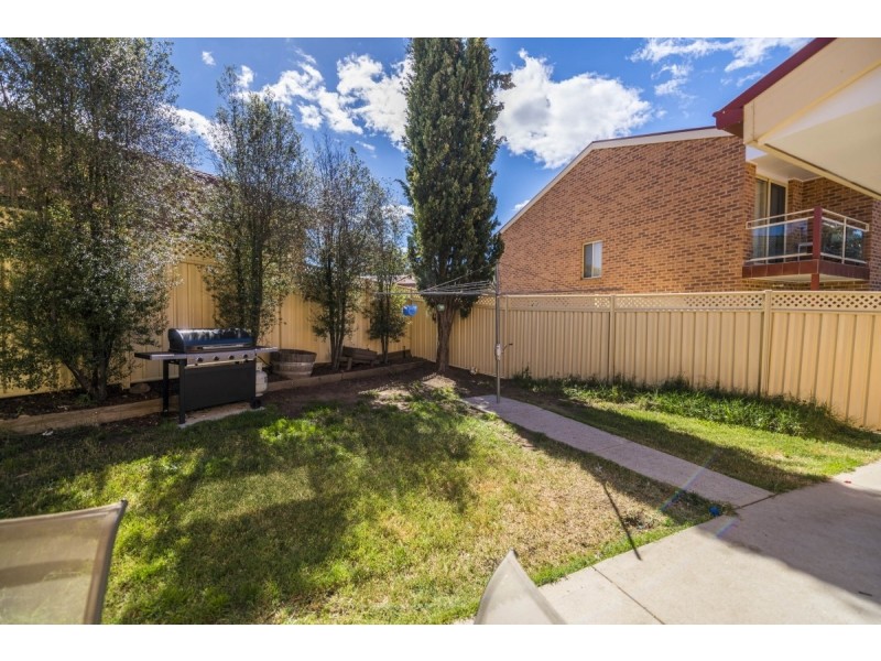 2/24 Binaburra Place, Queanbeyan NSW 2620