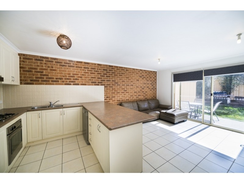 2/24 Binaburra Place, Queanbeyan NSW 2620