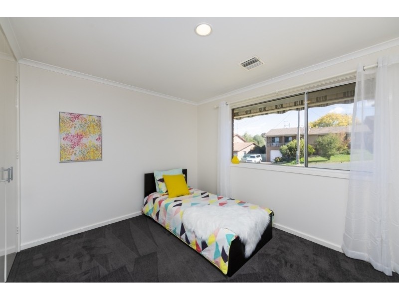 6 Crinoline Street, Queanbeyan NSW 2620