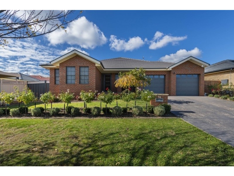 14 Tennyson Drive, Queanbeyan East NSW 2620