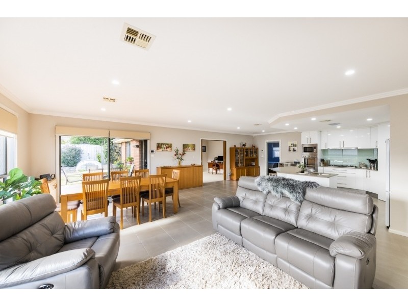 14 Tennyson Drive, Queanbeyan East NSW 2620