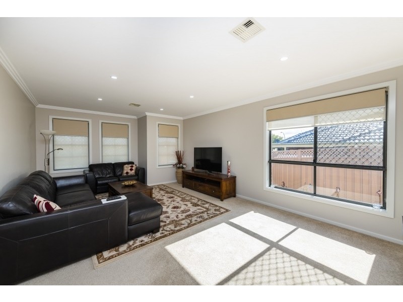 14 Tennyson Drive, Queanbeyan East NSW 2620