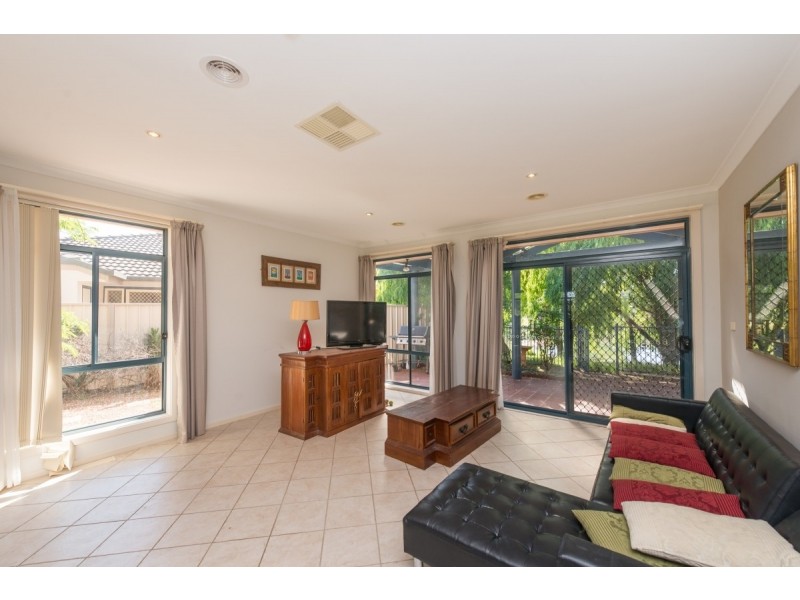 27 Bayside Court, Jerrabomberra NSW 2619