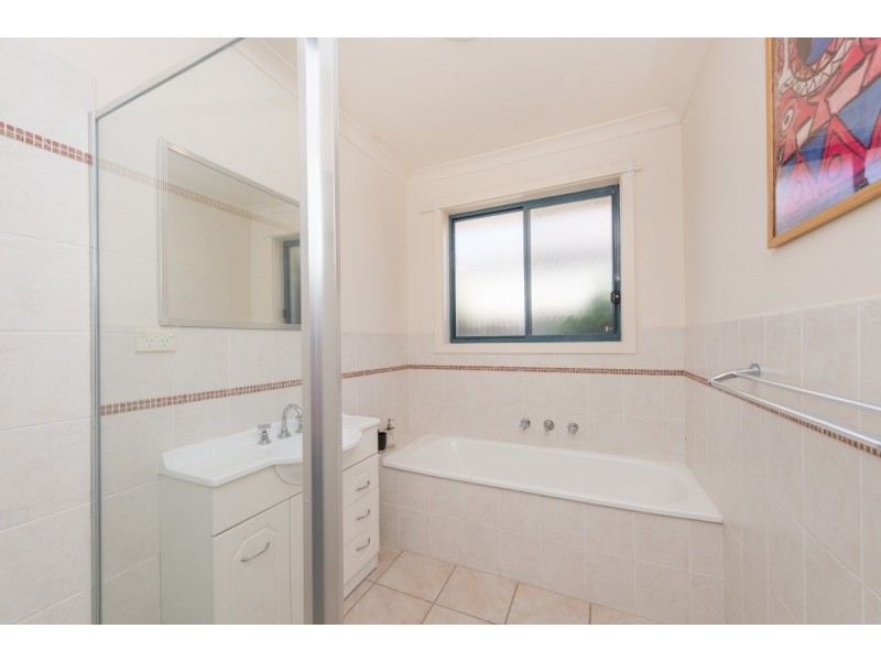 27 Bayside Court, Jerrabomberra NSW 2619