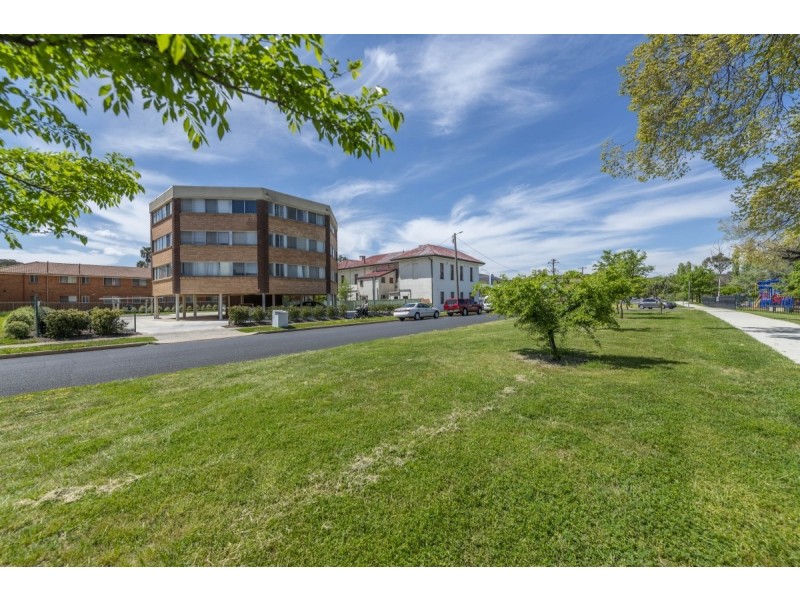 2/18 Trinculo Place, Queanbeyan NSW 2620