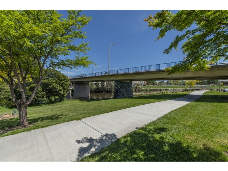 2/18 Trinculo Place, Queanbeyan NSW 2620