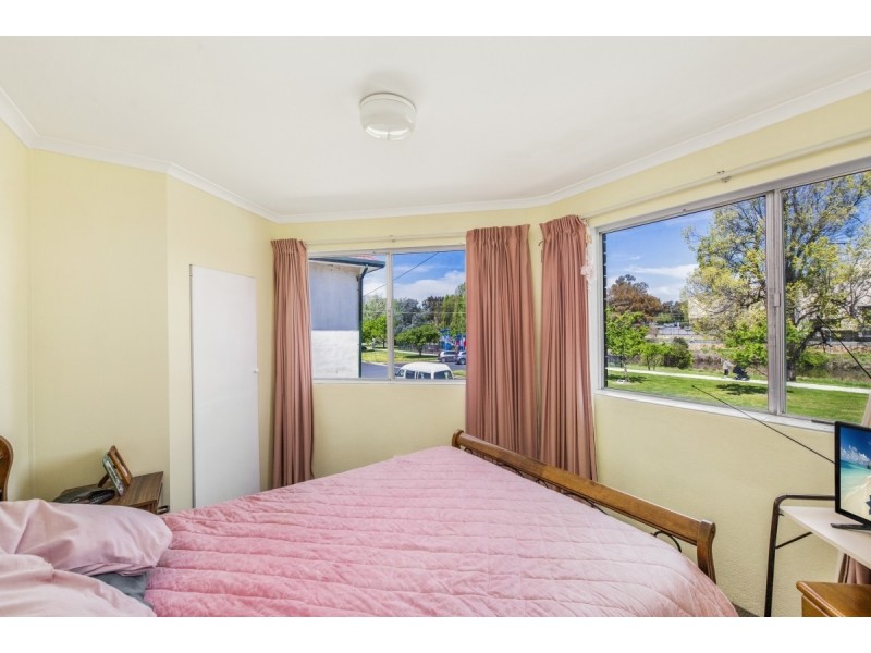 2/18 Trinculo Place, Queanbeyan NSW 2620