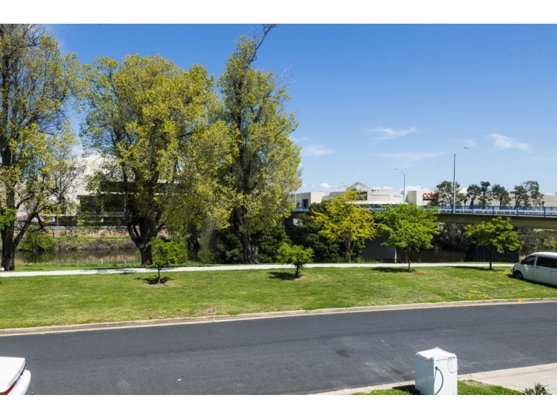 2/18 Trinculo Place, Queanbeyan NSW 2620