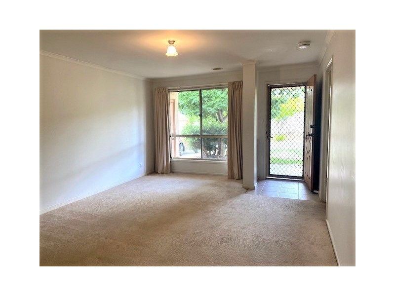 27 Thomas Royal Gardens, Queanbeyan East NSW 2620