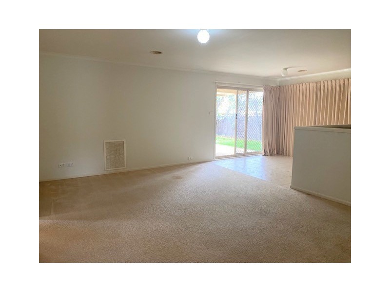 27 Thomas Royal Gardens, Queanbeyan East NSW 2620
