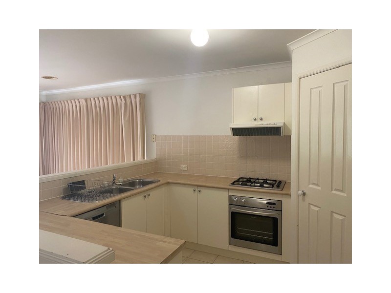 27 Thomas Royal Gardens, Queanbeyan East NSW 2620