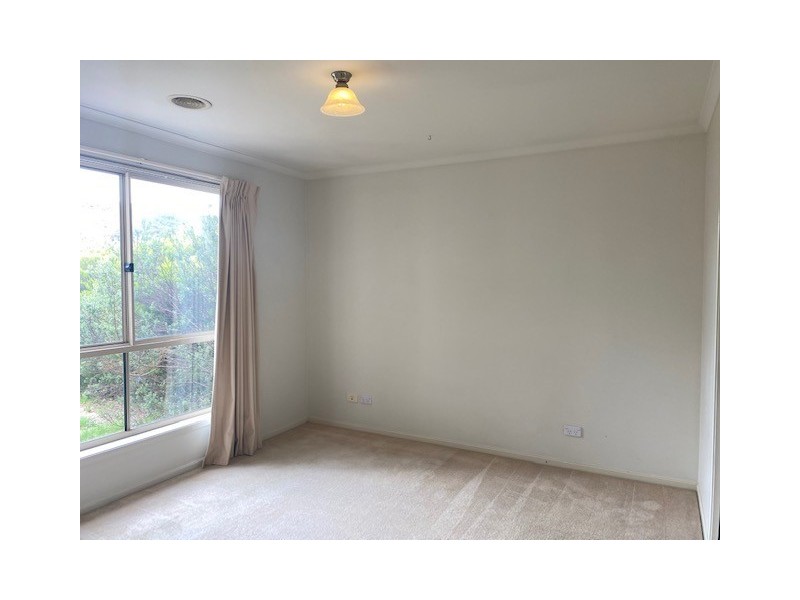 27 Thomas Royal Gardens, Queanbeyan East NSW 2620
