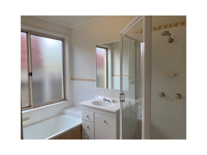 27 Thomas Royal Gardens, Queanbeyan East NSW 2620