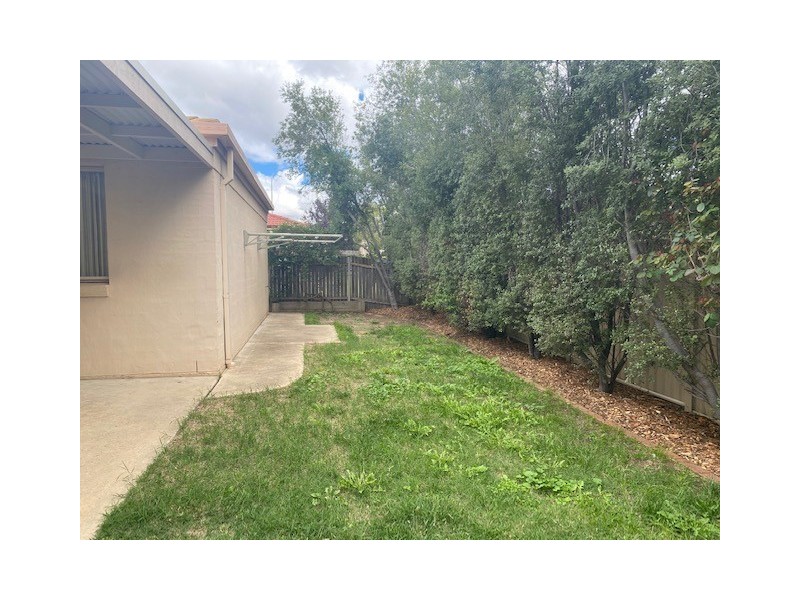 27 Thomas Royal Gardens, Queanbeyan East NSW 2620