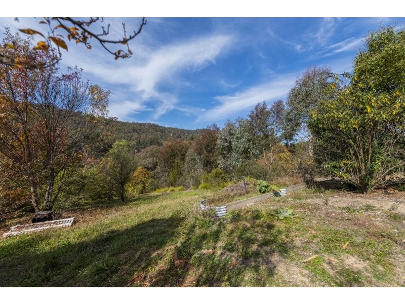 1 Beazley Street, Captains Flat NSW 2623