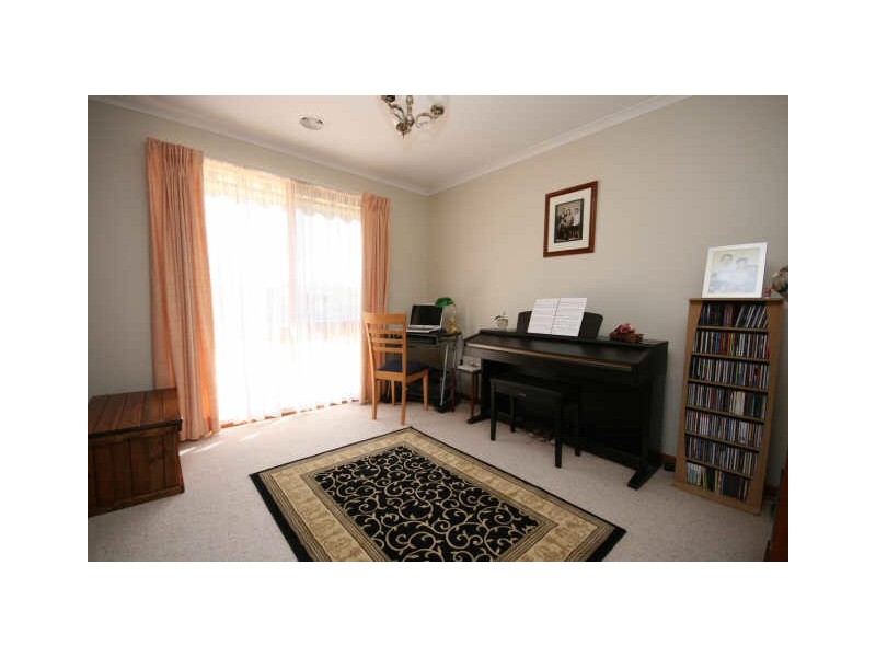 10 Elliot Street, Queanbeyan NSW 2620