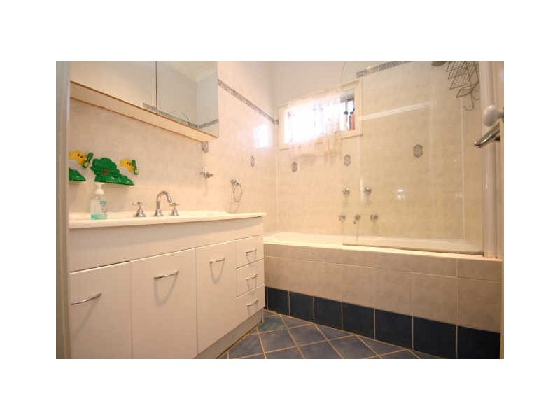 64 Ross Road, Queanbeyan NSW 2620