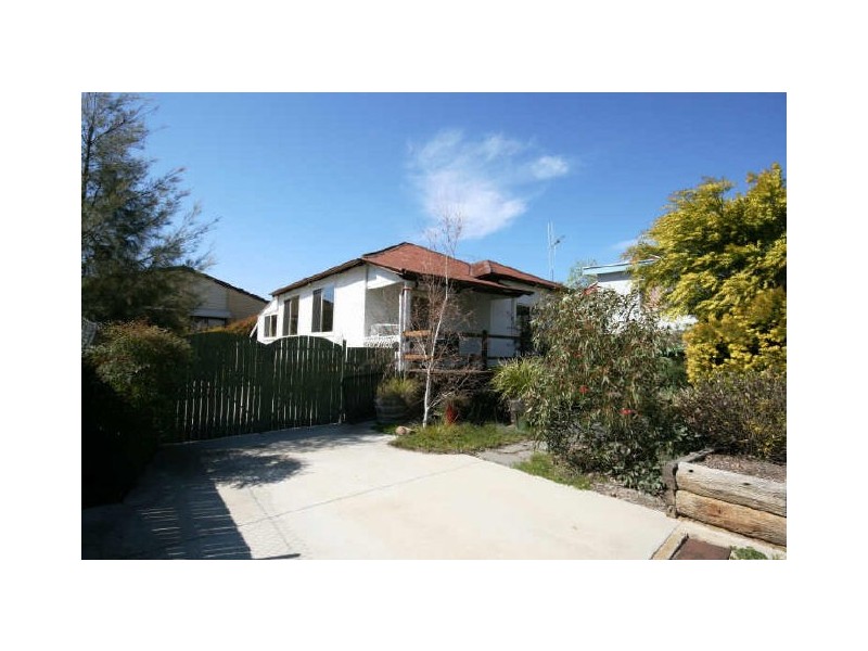 4 Railway Avenue, Queanbeyan NSW 2620