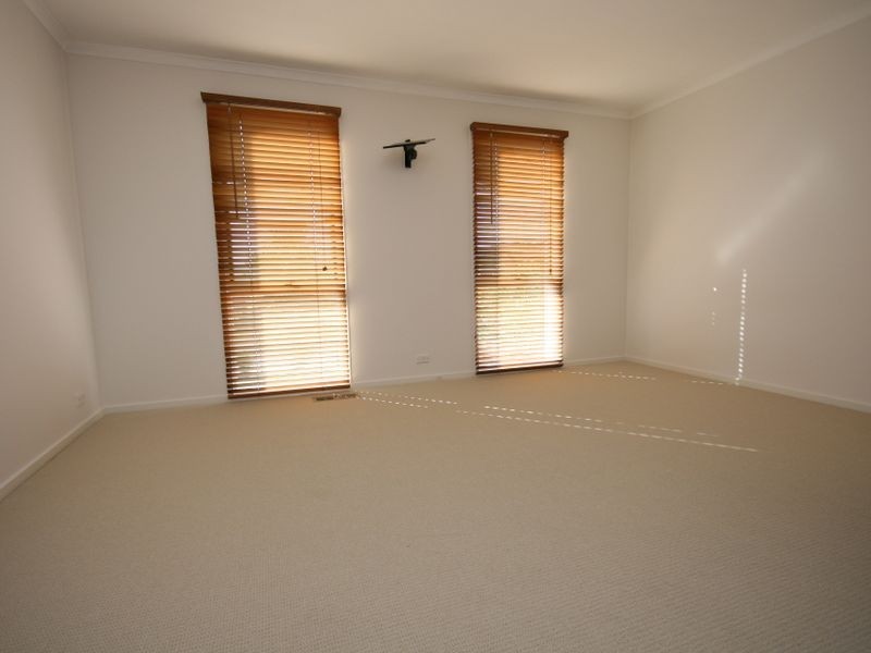 1 Vaughan Close, Queanbeyan NSW 2620