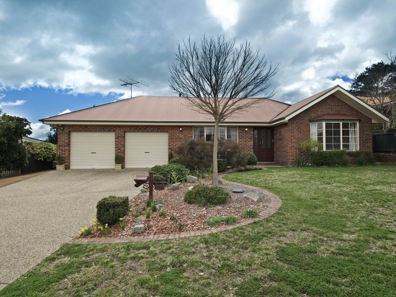 15 Halloran Drive, Jerrabomberra NSW 2619