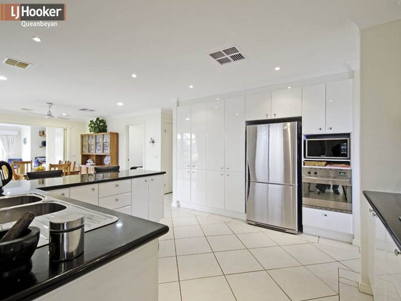 15 Halloran Drive, Jerrabomberra NSW 2619