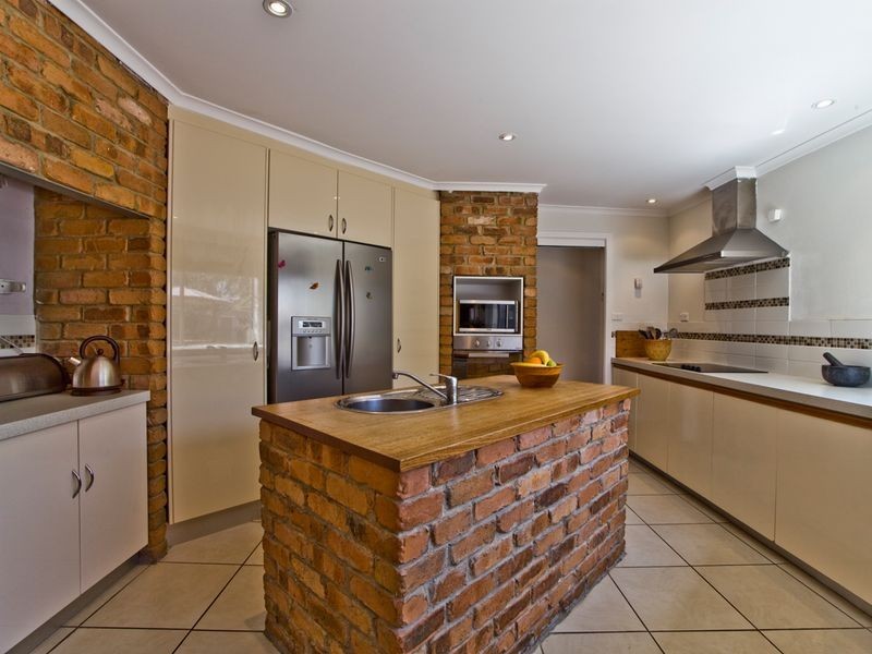 32 Walker Crescent, Jerrabomberra NSW 2619