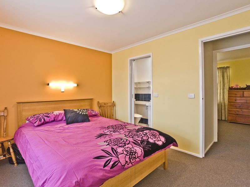 16 Fitzgibbon Place, Queanbeyan NSW 2620