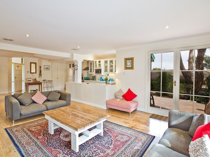 10 Kinlyside Avenue, Jerrabomberra NSW 2619