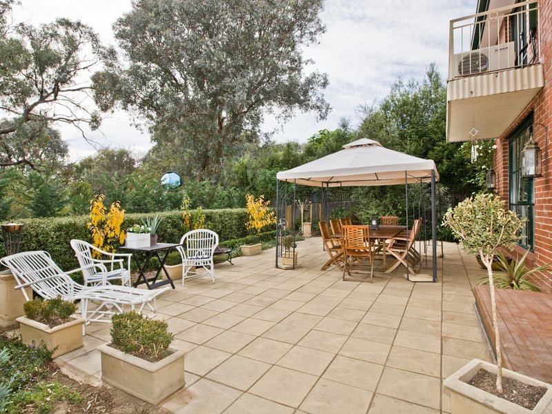 10 Kinlyside Avenue, Jerrabomberra NSW 2619