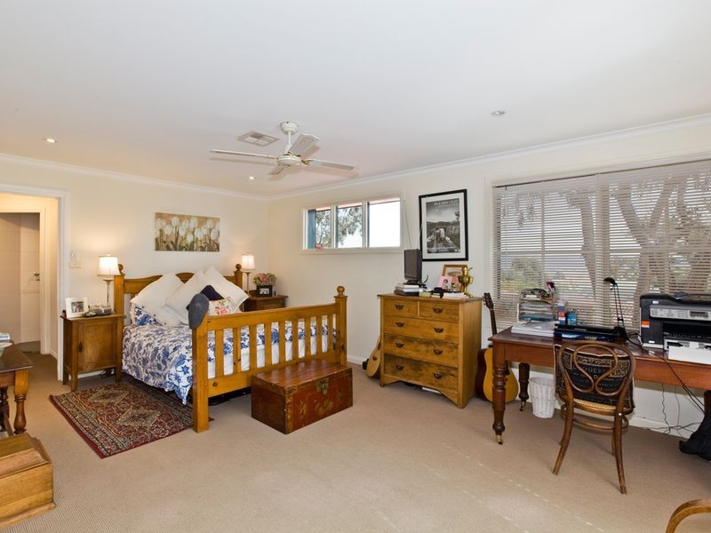 10 Kinlyside Avenue, Jerrabomberra NSW 2619