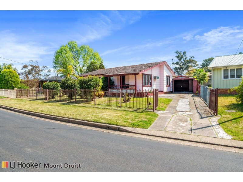 16 Lang Crescent, Blackett NSW 2770