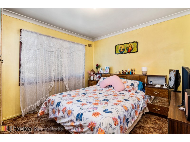 16 Lang Crescent, Blackett NSW 2770