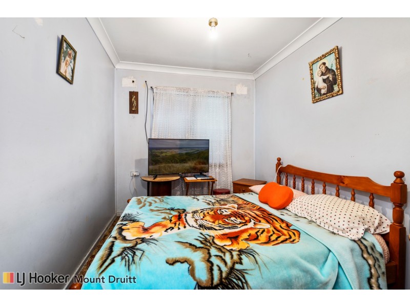 16 Lang Crescent, Blackett NSW 2770