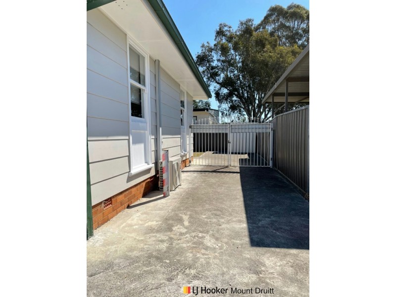 42 Manila Road, Lethbridge Park NSW 2770