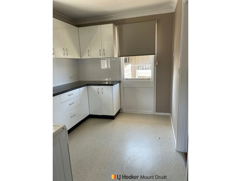 42 Manila Road, Lethbridge Park NSW 2770