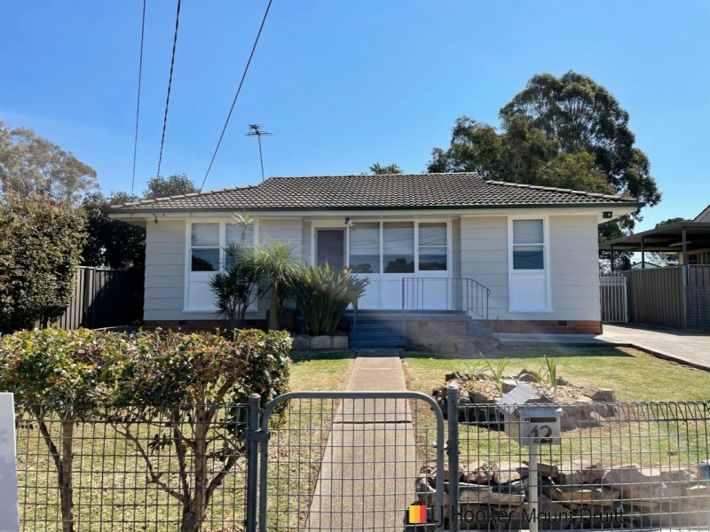 42 Manila Road, Lethbridge Park NSW 2770