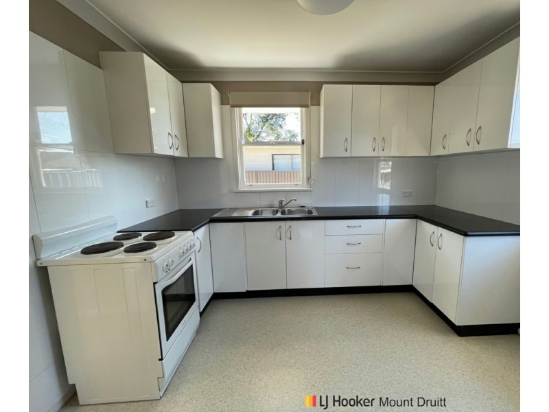 42 Manila Road, Lethbridge Park NSW 2770