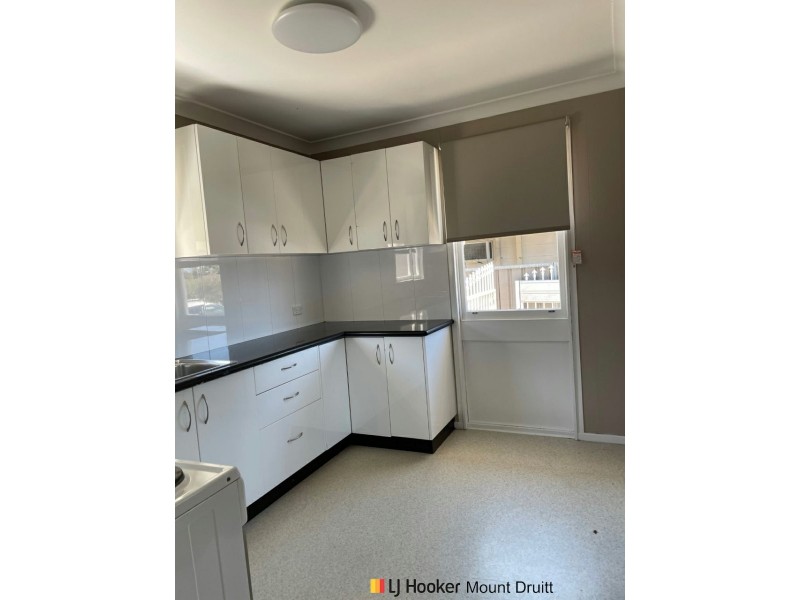 42 Manila Road, Lethbridge Park NSW 2770