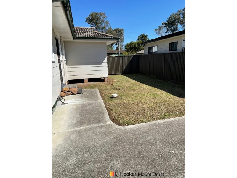 42 Manila Road, Lethbridge Park NSW 2770